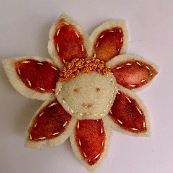 Happy Face Flower Pin Brooch Hand-sewn in Orange - Picture 1 of 4